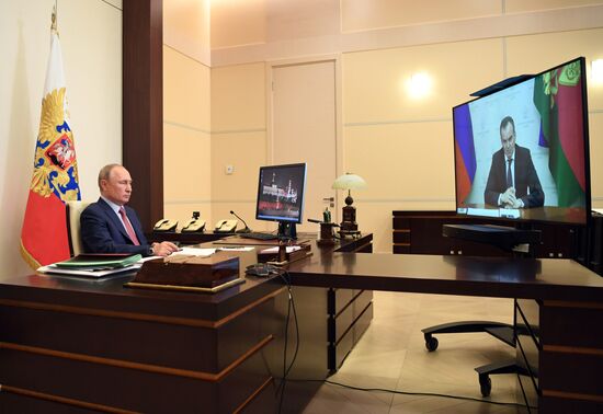 Президент РФ В. Путин провел рабочую встречу с губернатором Краснодарского края В. Кондратьевым