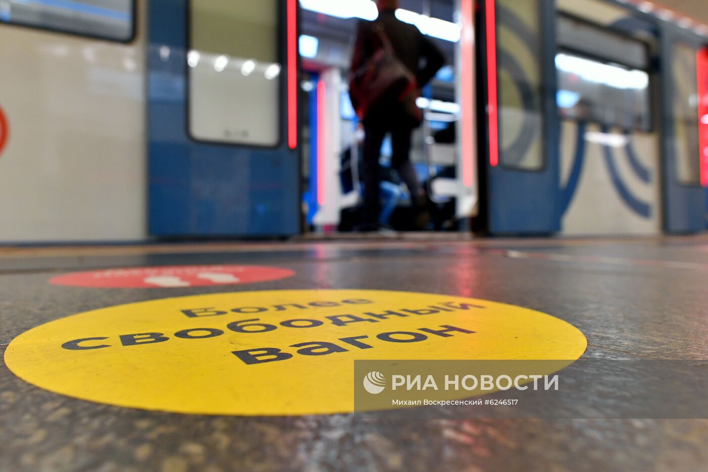 В метро Москвы появились стикеры с указанием более свободных вагонов