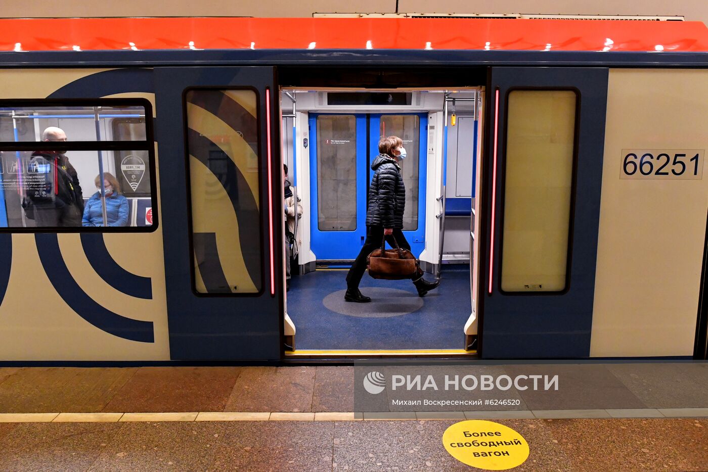 В метро Москвы появились стикеры с указанием более свободных вагонов | РИА  Новости Медиабанк