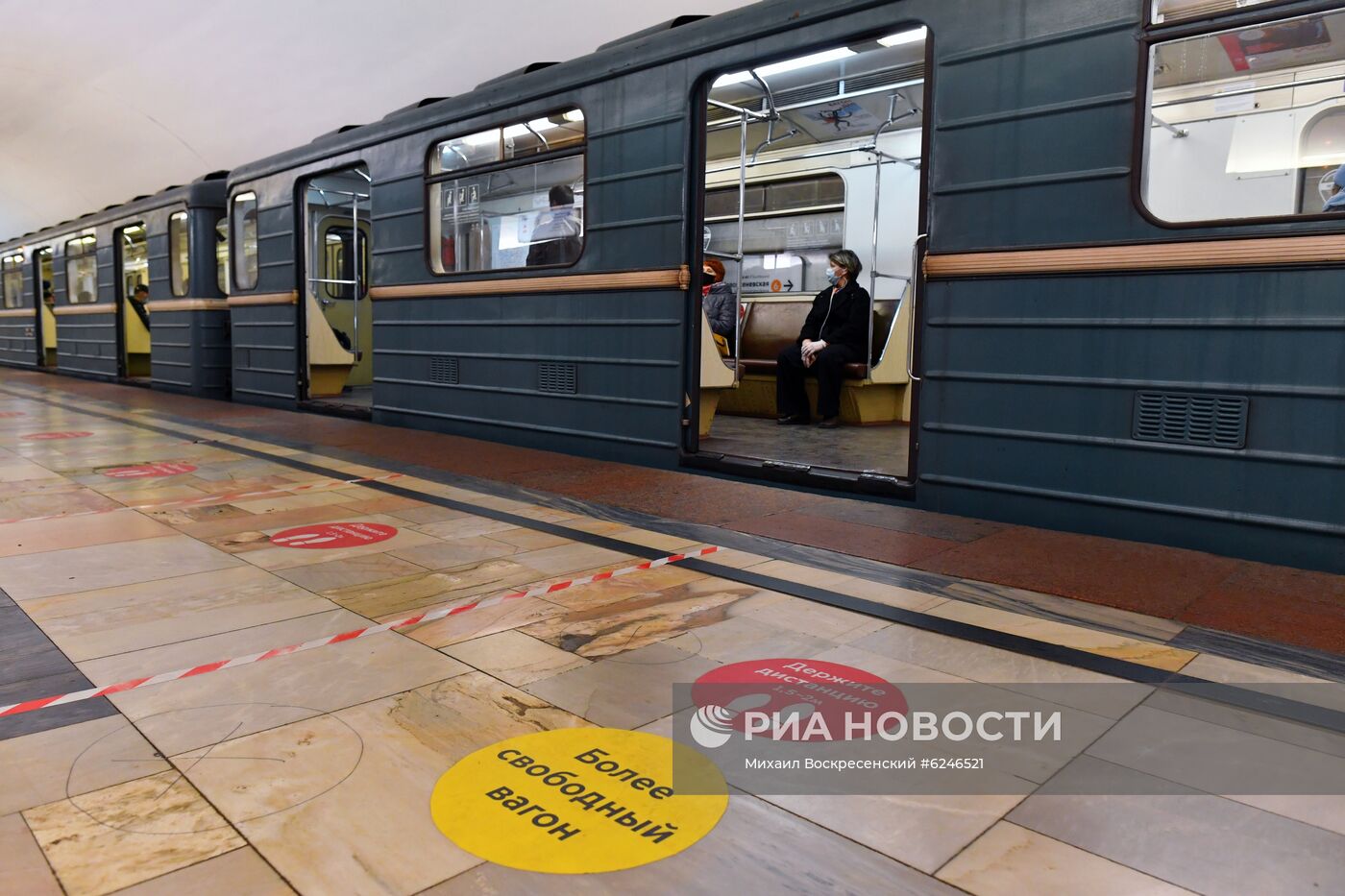 В метро Москвы появились стикеры с указанием более свободных вагонов