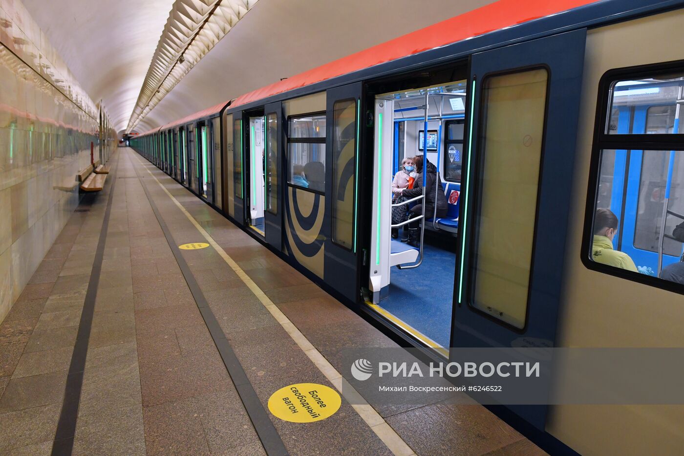 В метро Москвы появились стикеры с указанием более свободных вагонов