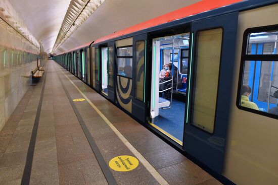 В метро Москвы появились стикеры с указанием более свободных вагонов