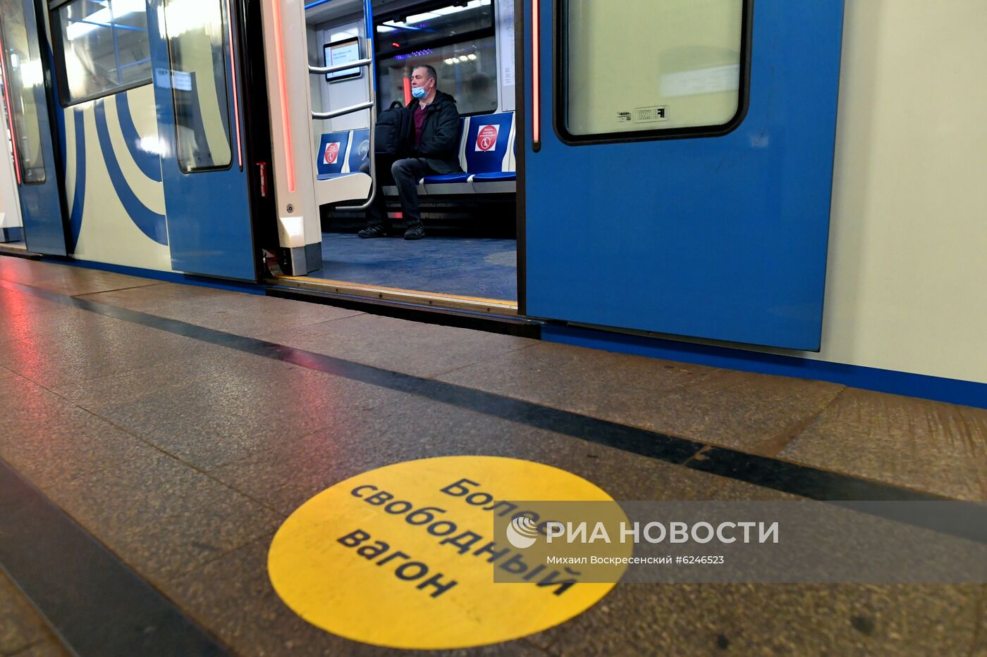В метро Москвы появились стикеры с указанием более свободных вагонов