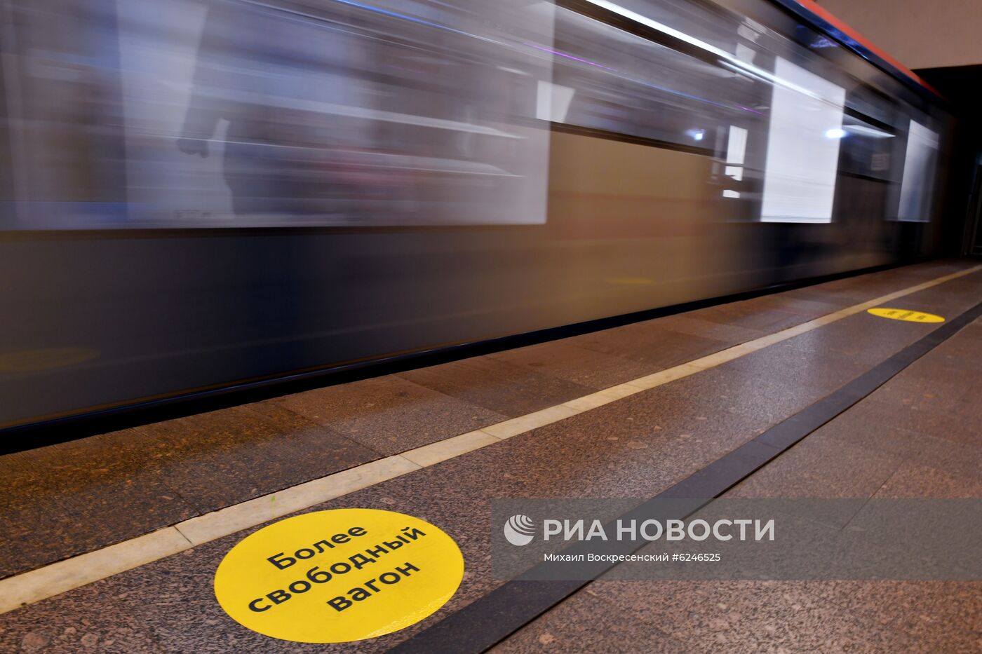 В метро Москвы появились стикеры с указанием более свободных вагонов