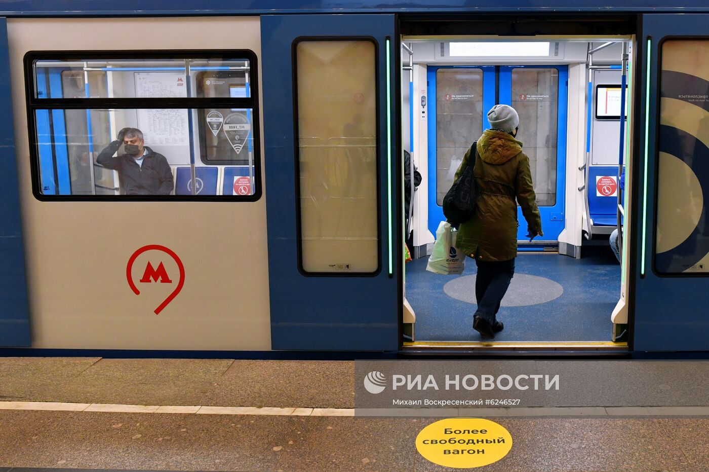 В метро Москвы появились стикеры с указанием более свободных вагонов