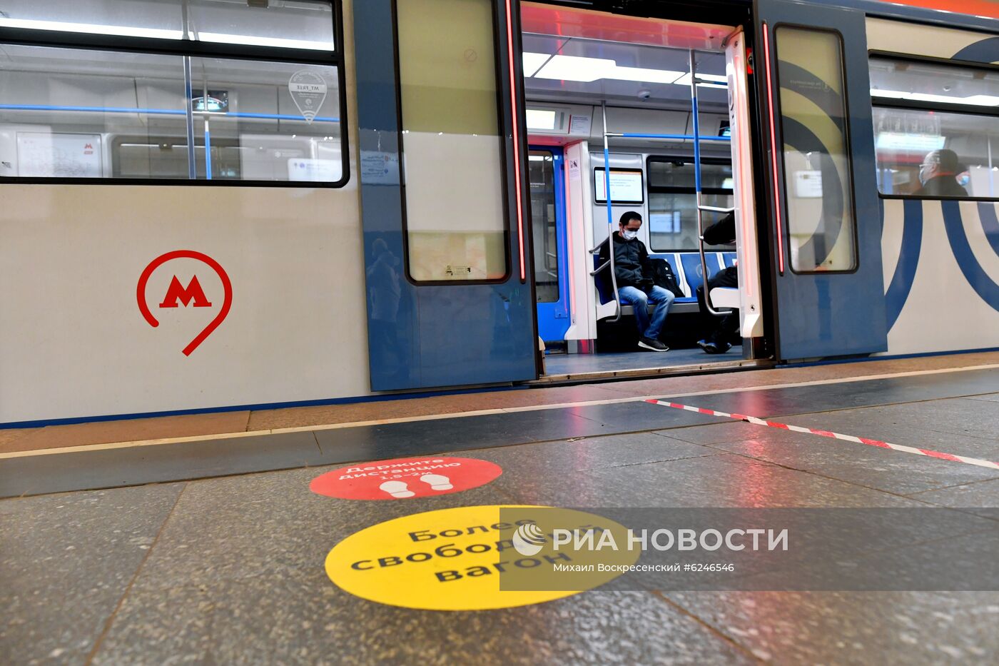 В метро Москвы появились стикеры с указанием более свободных вагонов