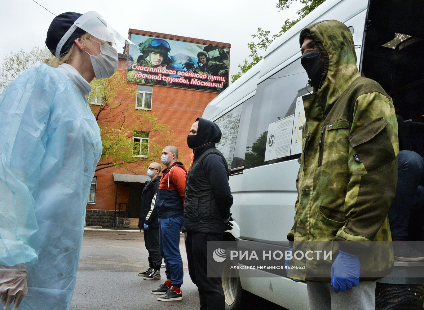 Отправка призывников на службу в ВС РФ из Москвы