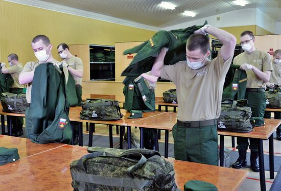 Отправка призывников на службу в ВС РФ из Москвы