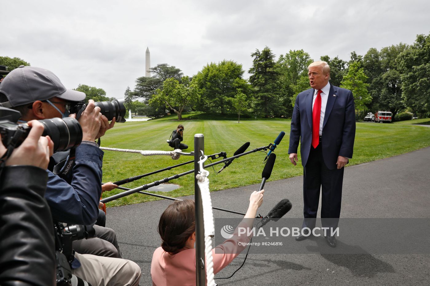 Пресс-подход Д. Трампа перед отлетом в Детройт