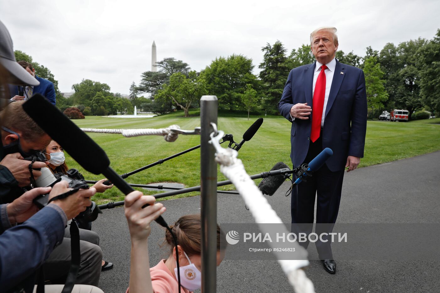 Президент США Дональд Трамп беседует со СМИ на южной лужайке Белого дома в Вашингтоне перед своим отлетом в Детройт 21 мая 2020 года. Трамп собирается принять участие в прослушивании сессии с афроамериканскими лидерами и посетить завод Ford Rawsonville Components в Ипсиланти, штат Мичиган. Место: США, Вашингтон. Автор: Стрингер/РИА Новости. Пресс-подход Д. Трампа перед отлетом в Детройт