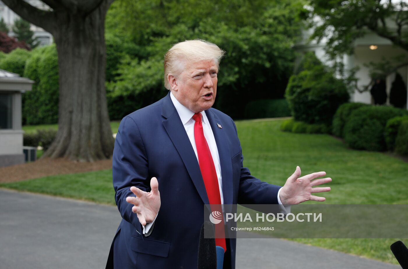 Президент США Дональд Трамп беседует со СМИ на южной лужайке Белого дома в Вашингтоне перед своим отлетом в Детройт 21 мая 2020 года. Трамп собирается принять участие в прослушивании сессии с афроамериканскими лидерами и посетить завод Ford Rawsonville Components в Ипсиланти, штат Мичиган. Место: США, Вашингтон. Автор: Стрингер/РИА Новости. Пресс-подход Д. Трампа перед отлетом в Детройт