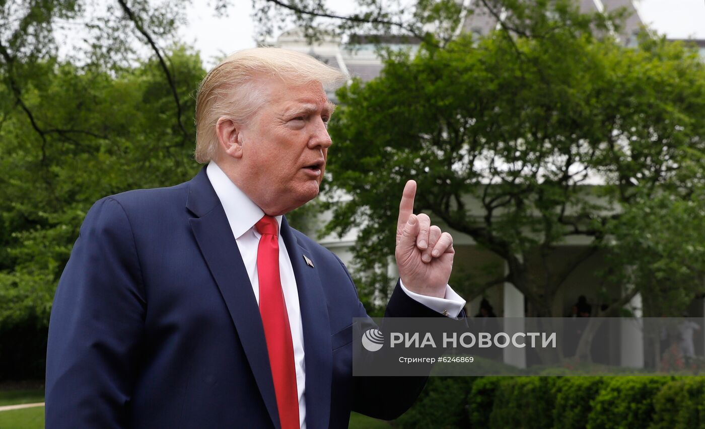 Президент США Дональд Трамп беседует со СМИ на южной лужайке Белого дома в Вашингтоне перед своим отлетом в Детройт 21 мая 2020 года. Трамп собирается принять участие в прослушивании сессии с афроамериканскими лидерами и посетить завод Ford Rawsonville Components в Ипсиланти, штат Мичиган. Место: США, Вашингтон. Автор: Стрингер/РИА Новости. Пресс-подход Д. Трампа перед отлетом в Детройт