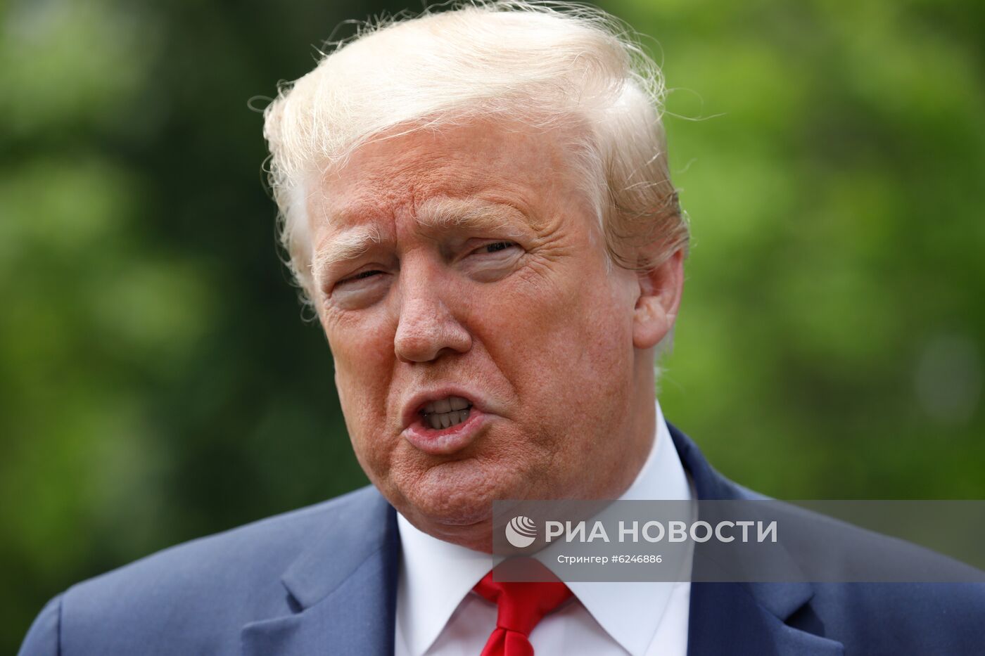 Президент США Дональд Трамп беседует со СМИ на южной лужайке Белого дома в Вашингтоне перед своим отлетом в Детройт 21 мая 2020 года. Трамп собирается принять участие в прослушивании сессии с афроамериканскими лидерами и посетить завод Ford Rawsonville Components в Ипсиланти, штат Мичиган. Место: США, Вашингтон. Автор: Стрингер/РИА Новости. Пресс-подход Д. Трампа перед отлетом в Детройт