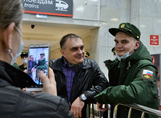 Отправка призывников на службу в ВС РФ из Москвы