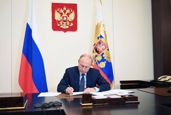 Президент РФ В. Путин провел совещание о санитарно-эпидемиологической обстановке