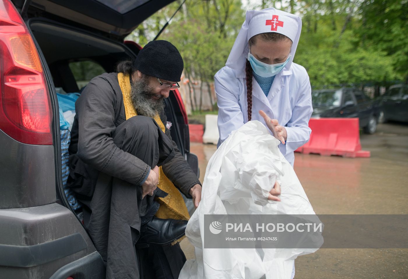 Священники РПЦ посещают больных COVID-19, которые лечатся дома