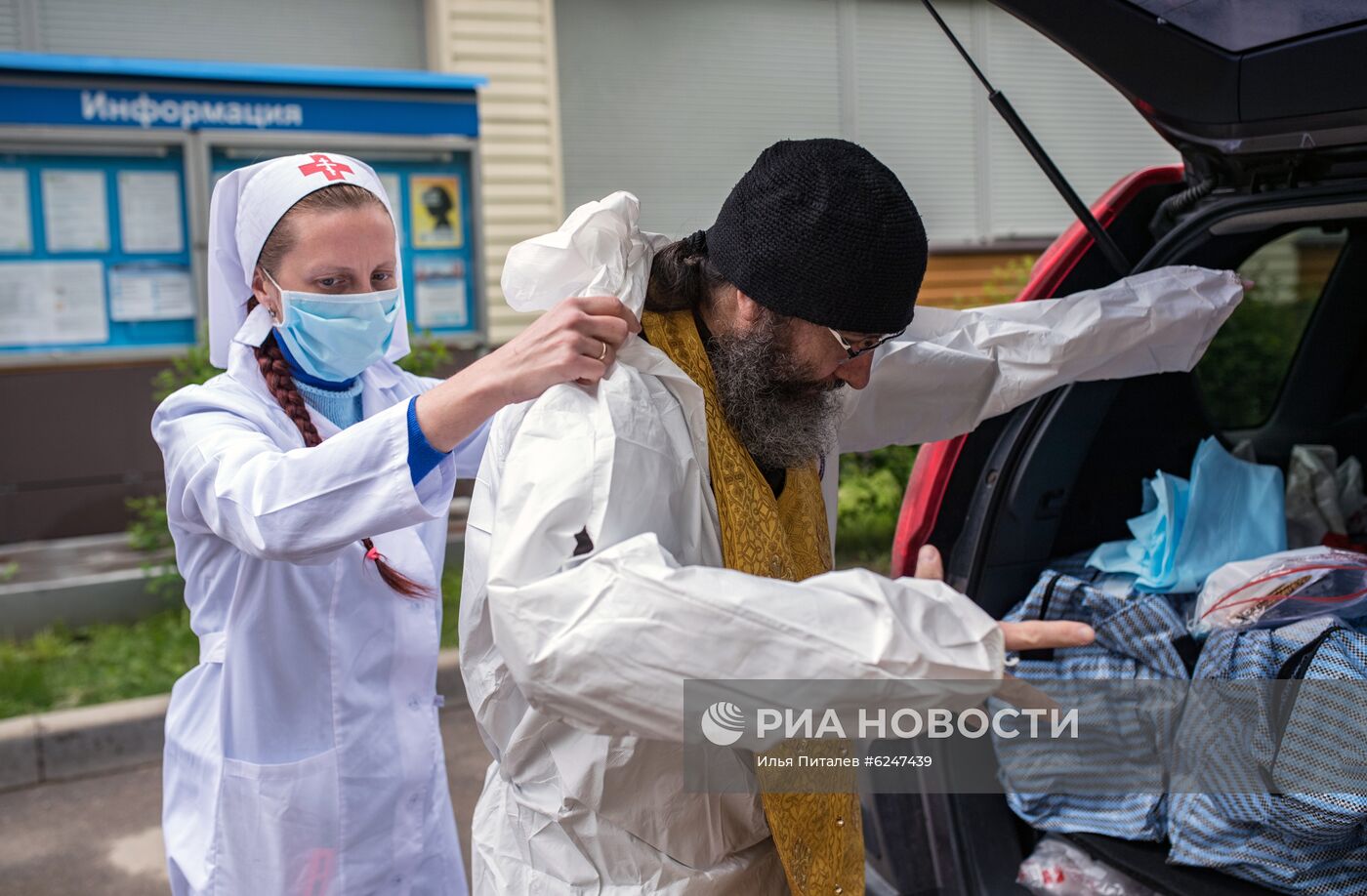 Священники РПЦ посещают больных COVID-19, которые лечатся дома