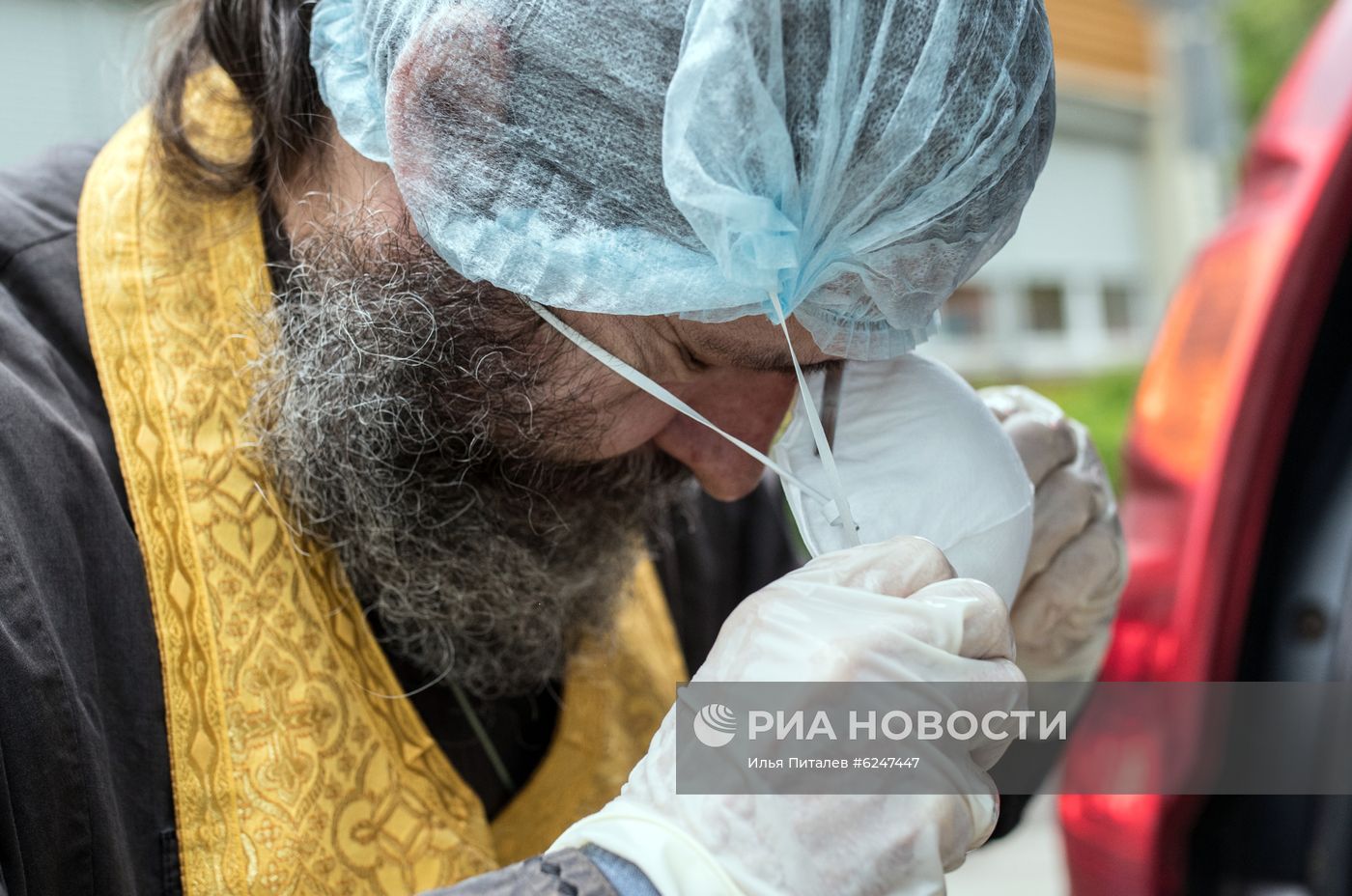 Священники РПЦ посещают больных COVID-19, которые лечатся дома