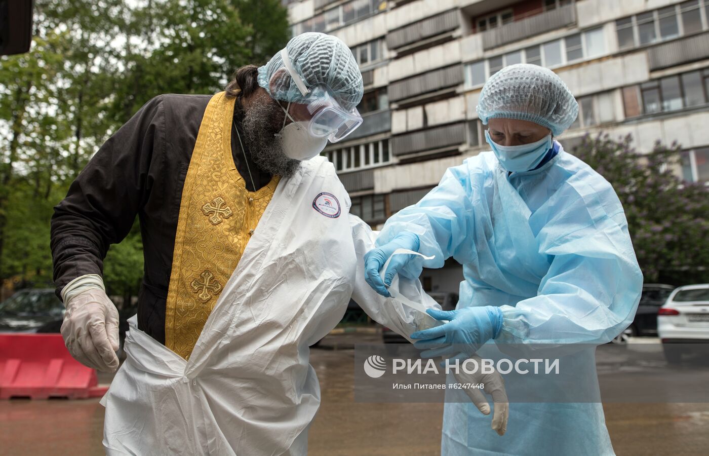 Священники РПЦ посещают больных COVID-19, которые лечатся дома