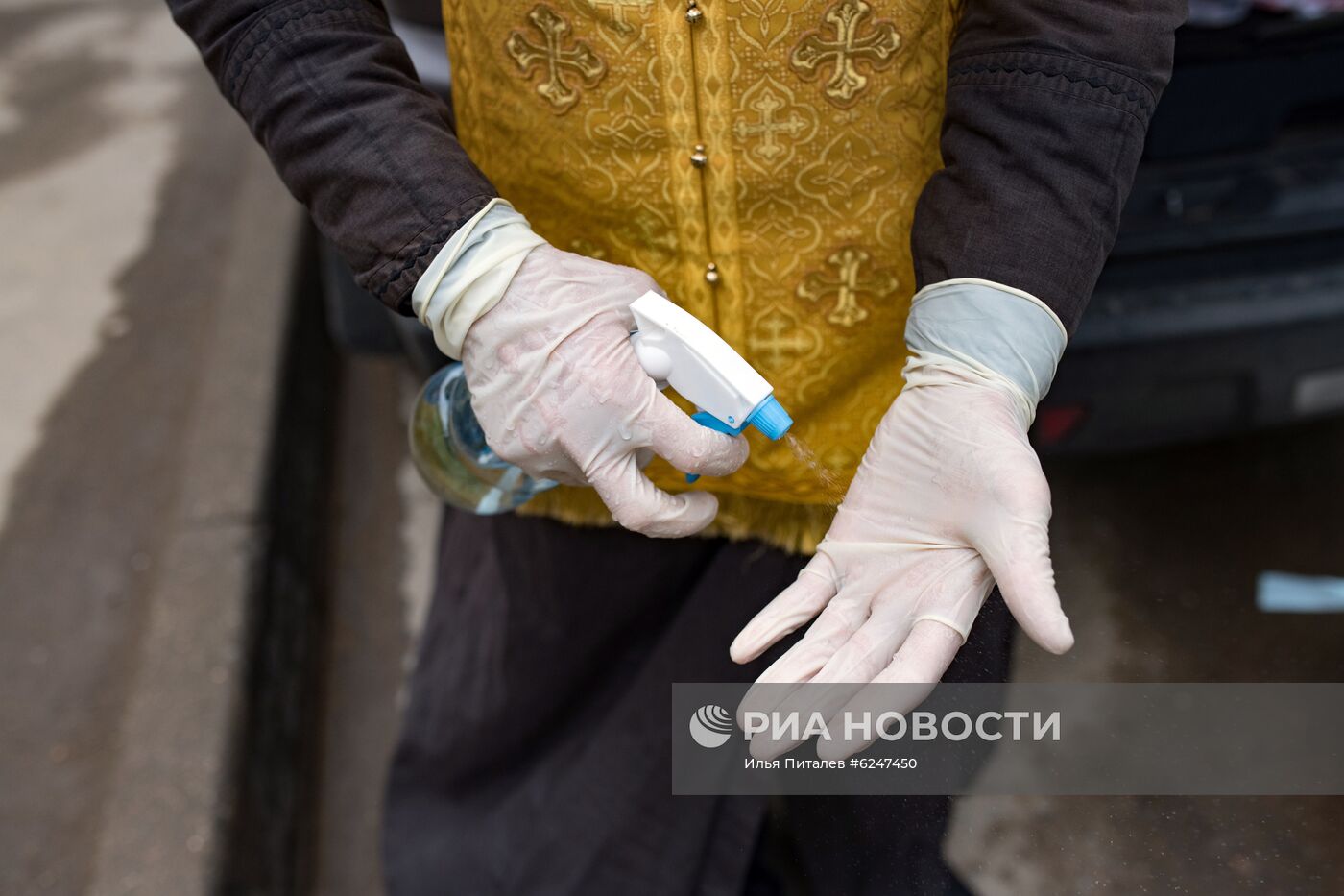 Священники РПЦ посещают больных COVID-19, которые лечатся дома