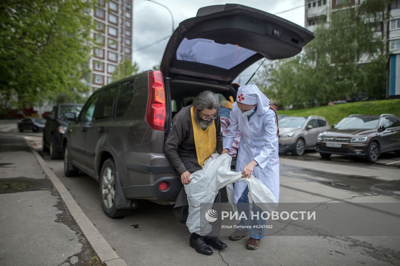 Священники РПЦ посещают больных COVID-19, которые лечатся дома