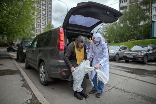 Священники РПЦ посещают больных COVID-19, которые лечатся дома