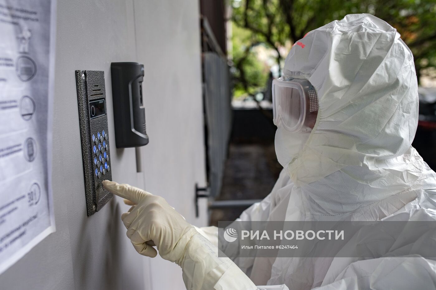 Священники РПЦ посещают больных COVID-19, которые лечатся дома