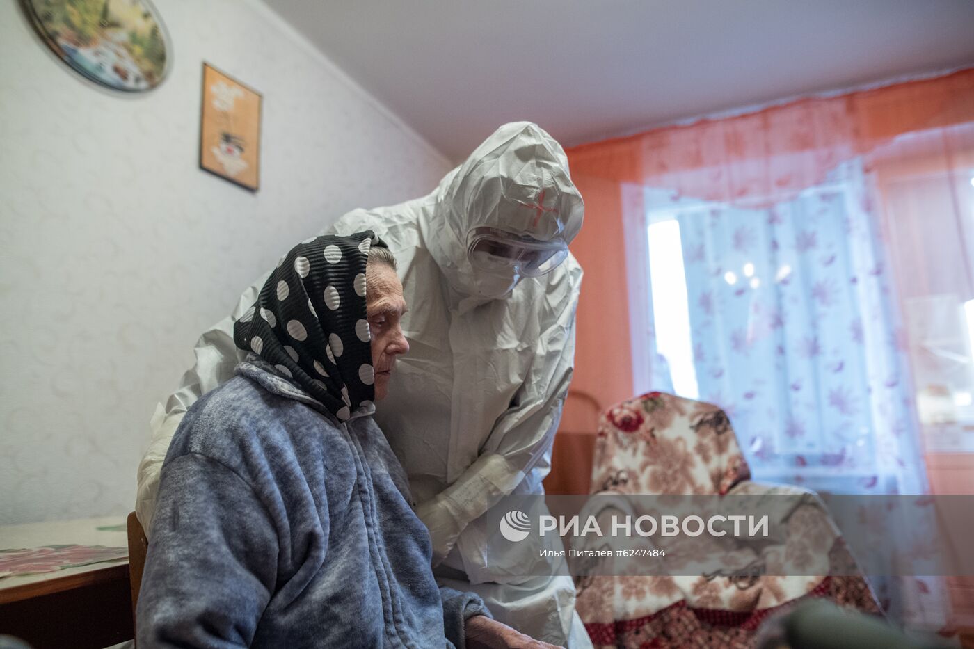 Священники РПЦ посещают больных COVID-19, которые лечатся дома