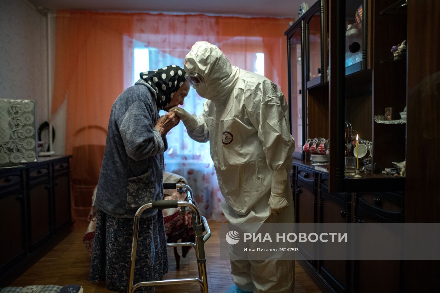 Священники РПЦ посещают больных COVID-19, которые лечатся дома