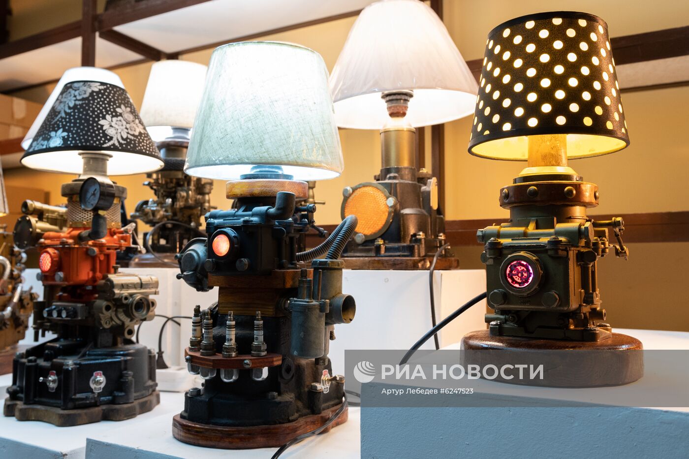 Художник из Сочи создаёт светильники из автозапчастей