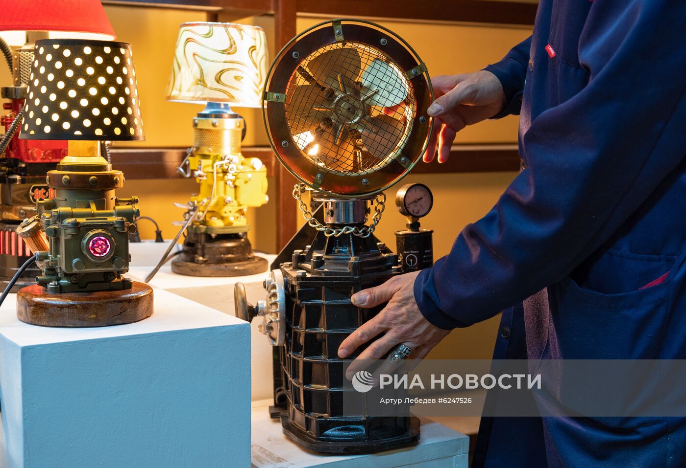 Художник из Сочи создаёт светильники из автозапчастей
