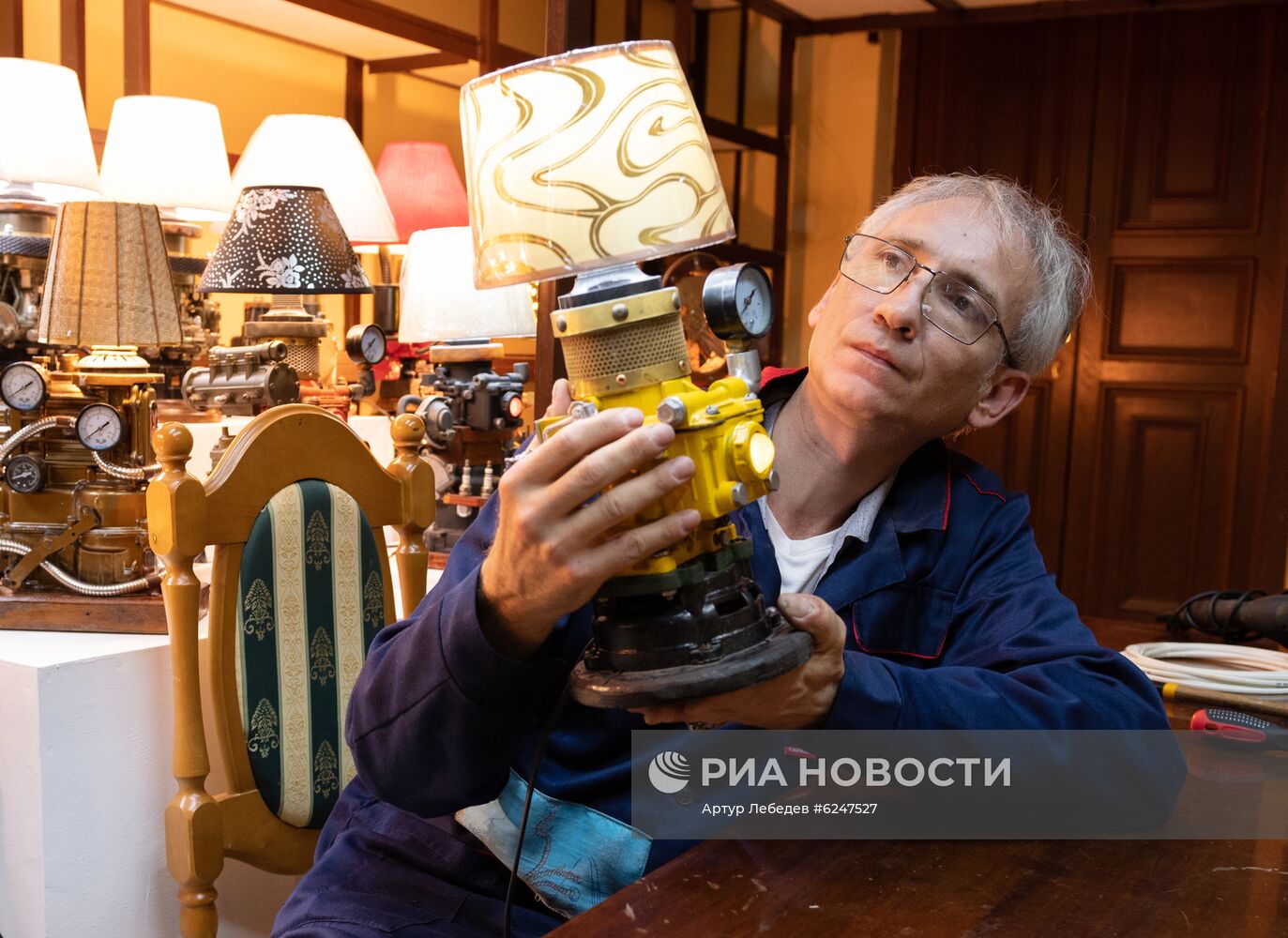 Художник из Сочи создаёт светильники из автозапчастей