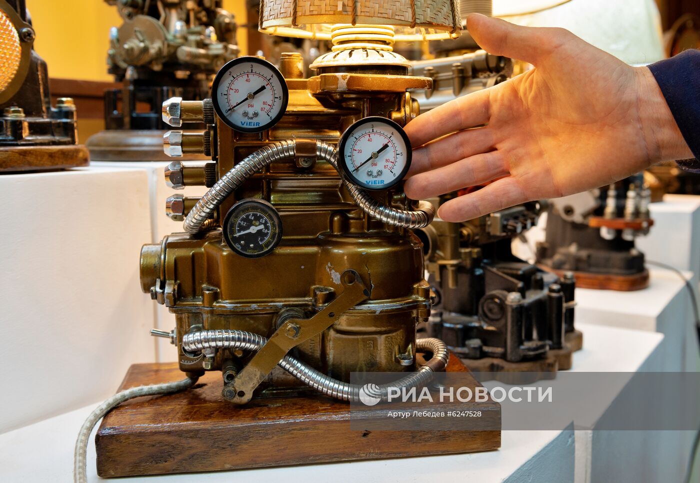 Художник из Сочи создаёт светильники из автозапчастей