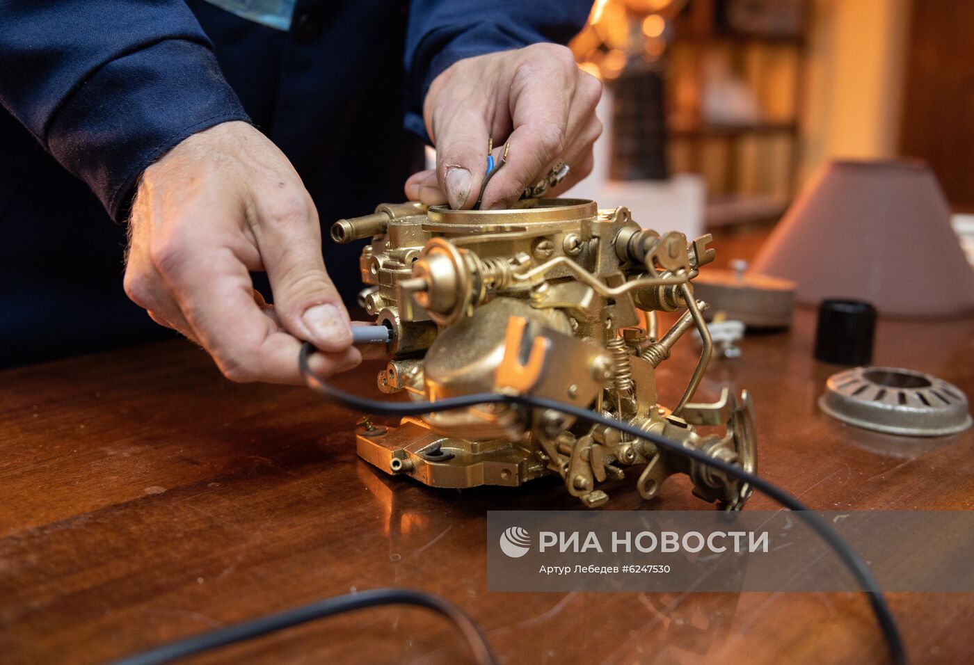 Художник из Сочи создаёт светильники из автозапчастей