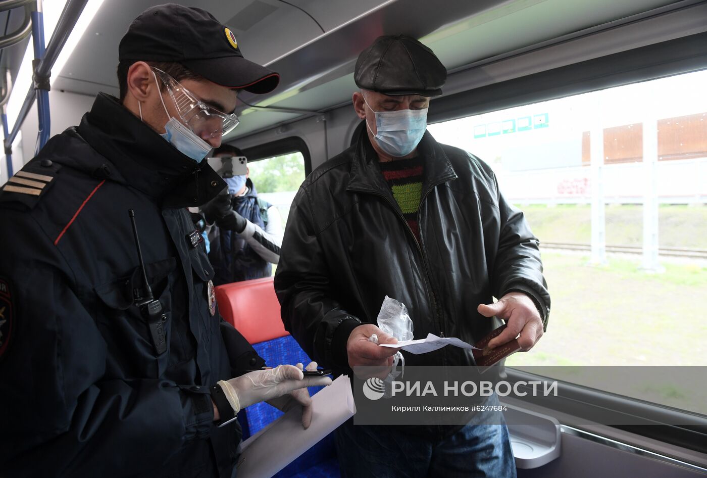Проверка соблюдения ношения масок и перчаток в пригородных поездах