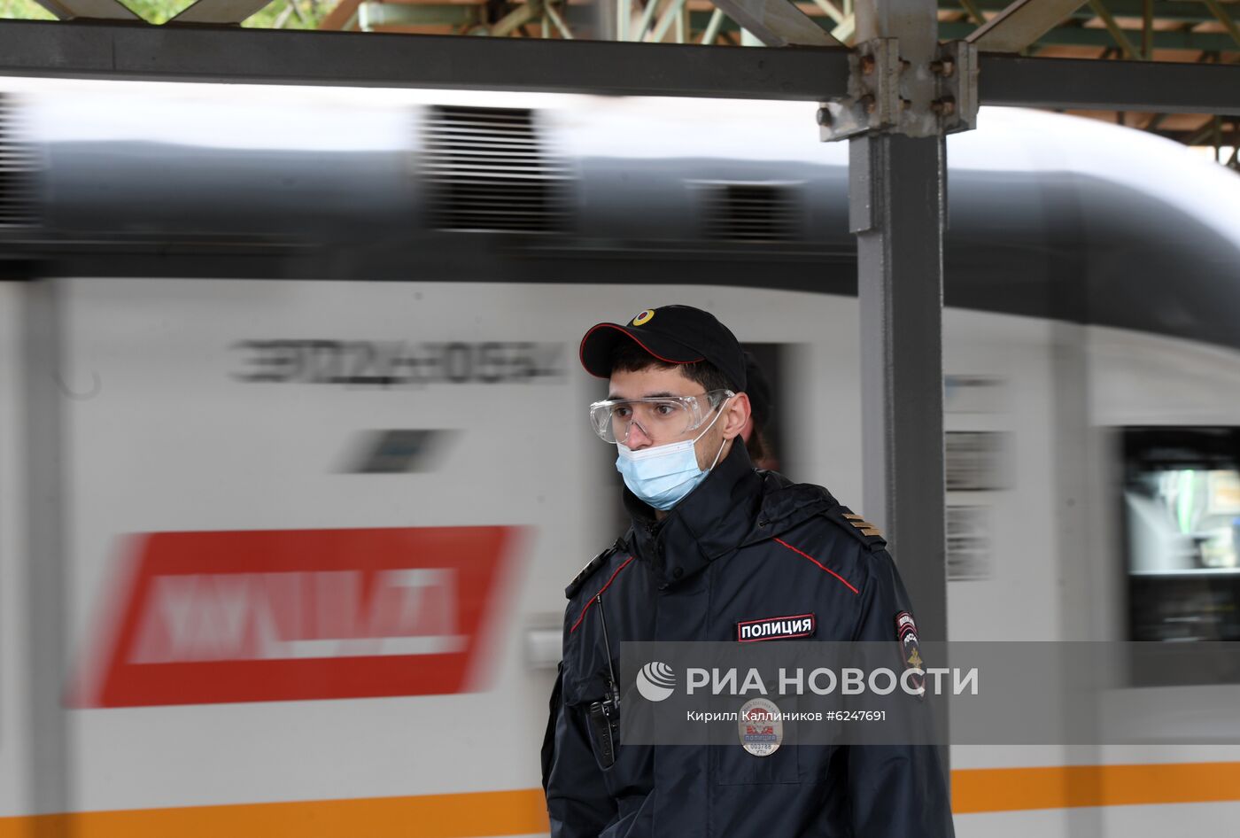 Проверка соблюдения ношения масок и перчаток в пригородных поездах