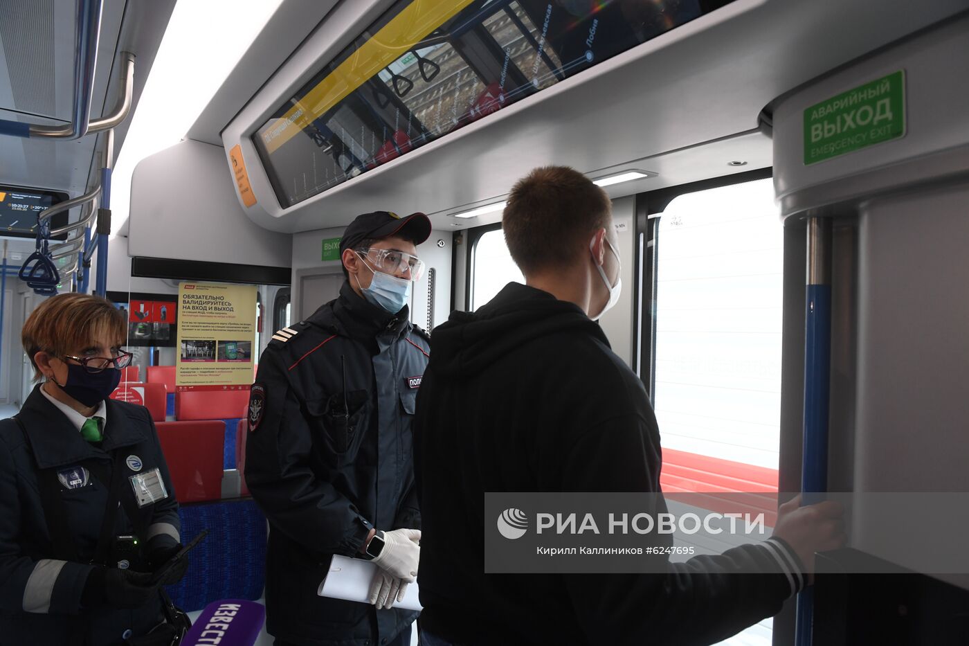 Проверка соблюдения ношения масок и перчаток в пригородных поездах