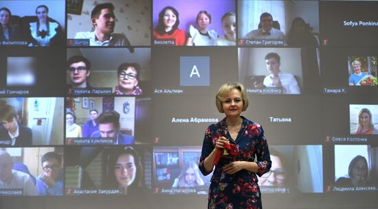 Последний звонок онлайн в московской школе № 2127