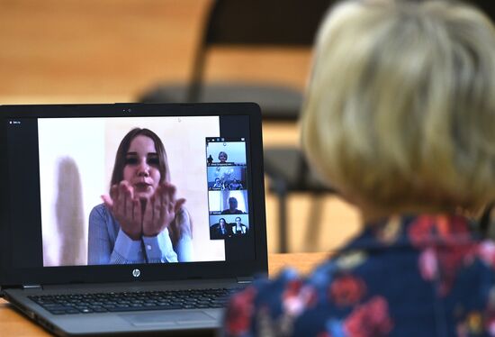 Последний звонок онлайн в московской школе № 2127