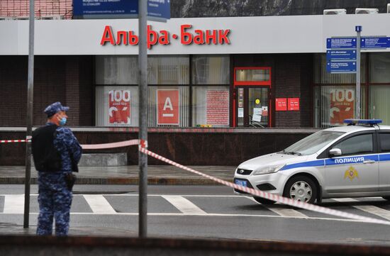 Захват заложников в отделении банка в центре Москвы