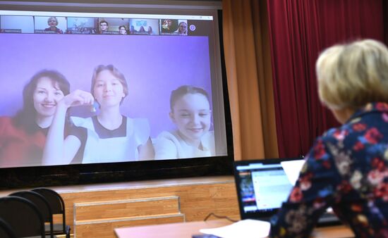 Последний звонок онлайн в московской школе № 2127