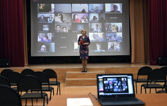 Последний звонок онлайн в московской школе № 2127