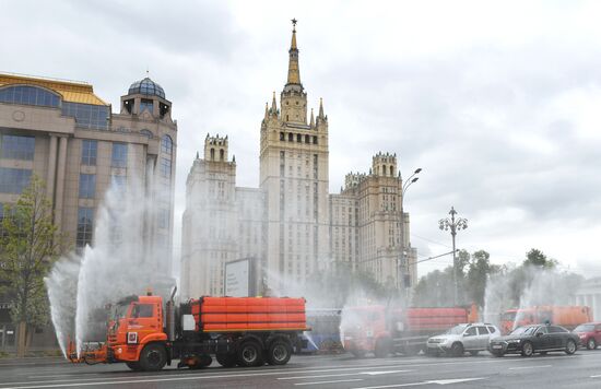 Дезинфекция проезжей части дорог и тротуаров в Москве