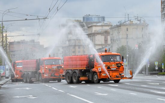 Дезинфекция проезжей части дорог и тротуаров в Москве