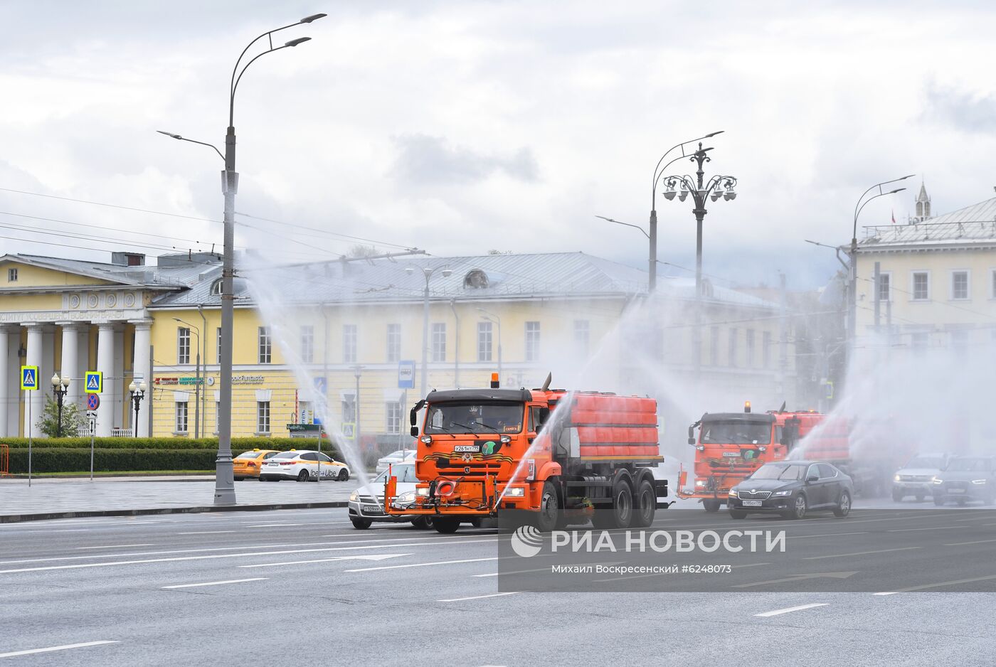 Дезинфекция проезжей части дорог и тротуаров в Москве