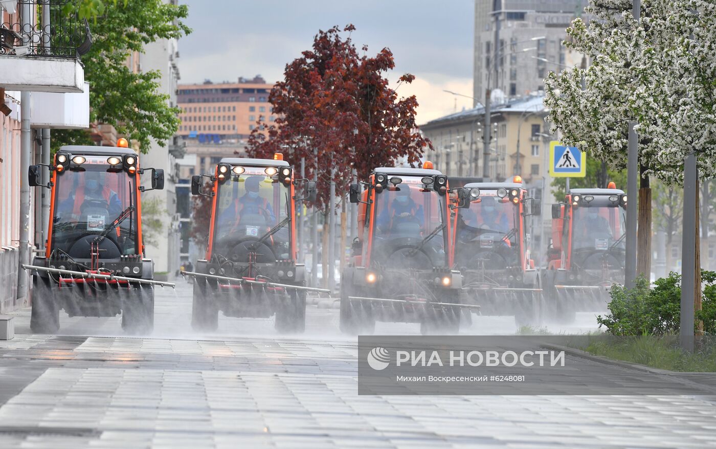 Дезинфекция проезжей части дорог и тротуаров в Москве