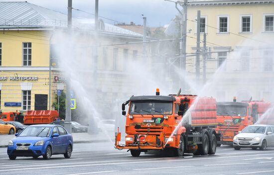 Дезинфекция проезжей части дорог и тротуаров в Москве