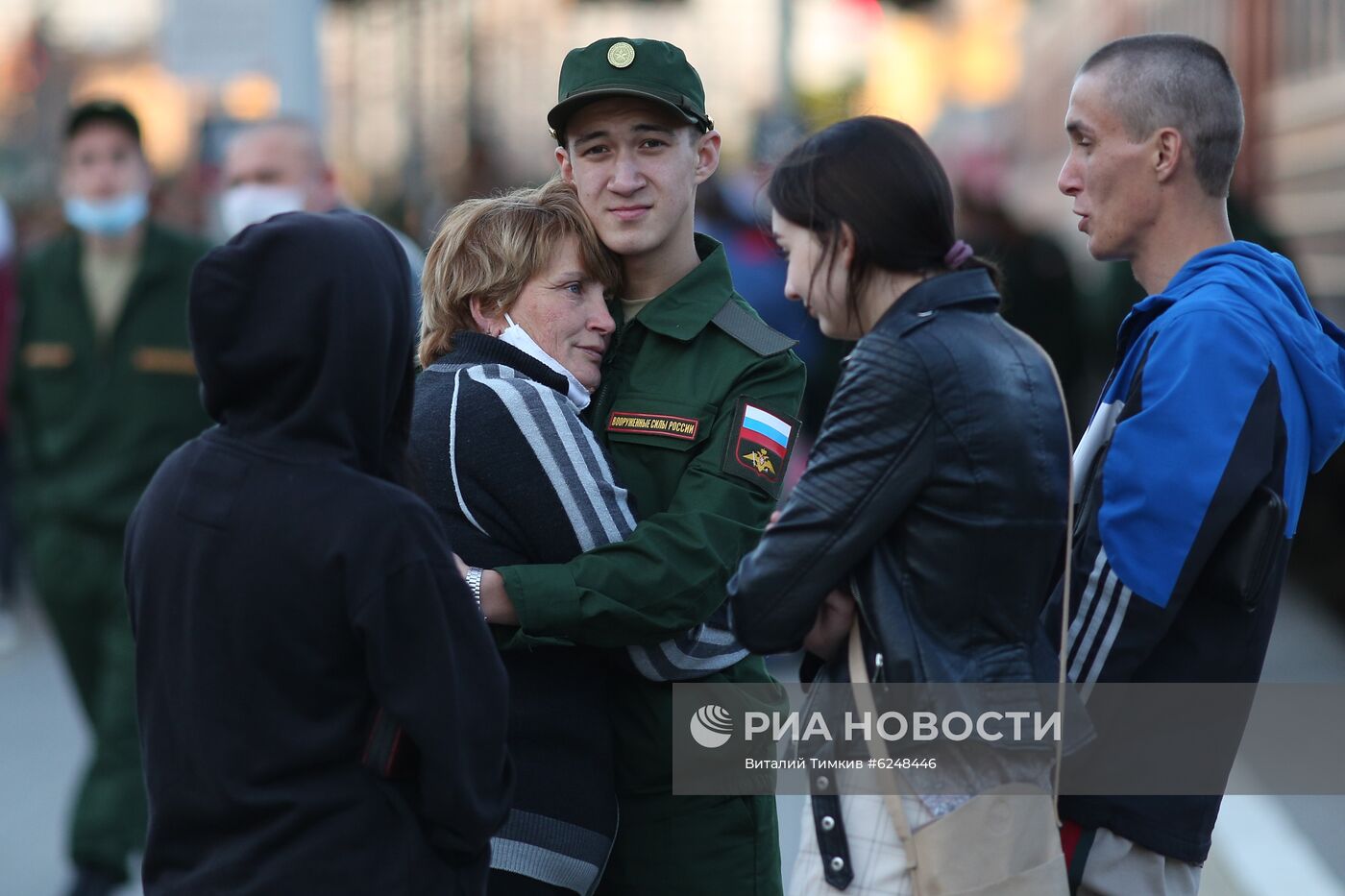 Отправка первых призывников из Краснодарского края на железнодорожном вокзале Краснодар-1