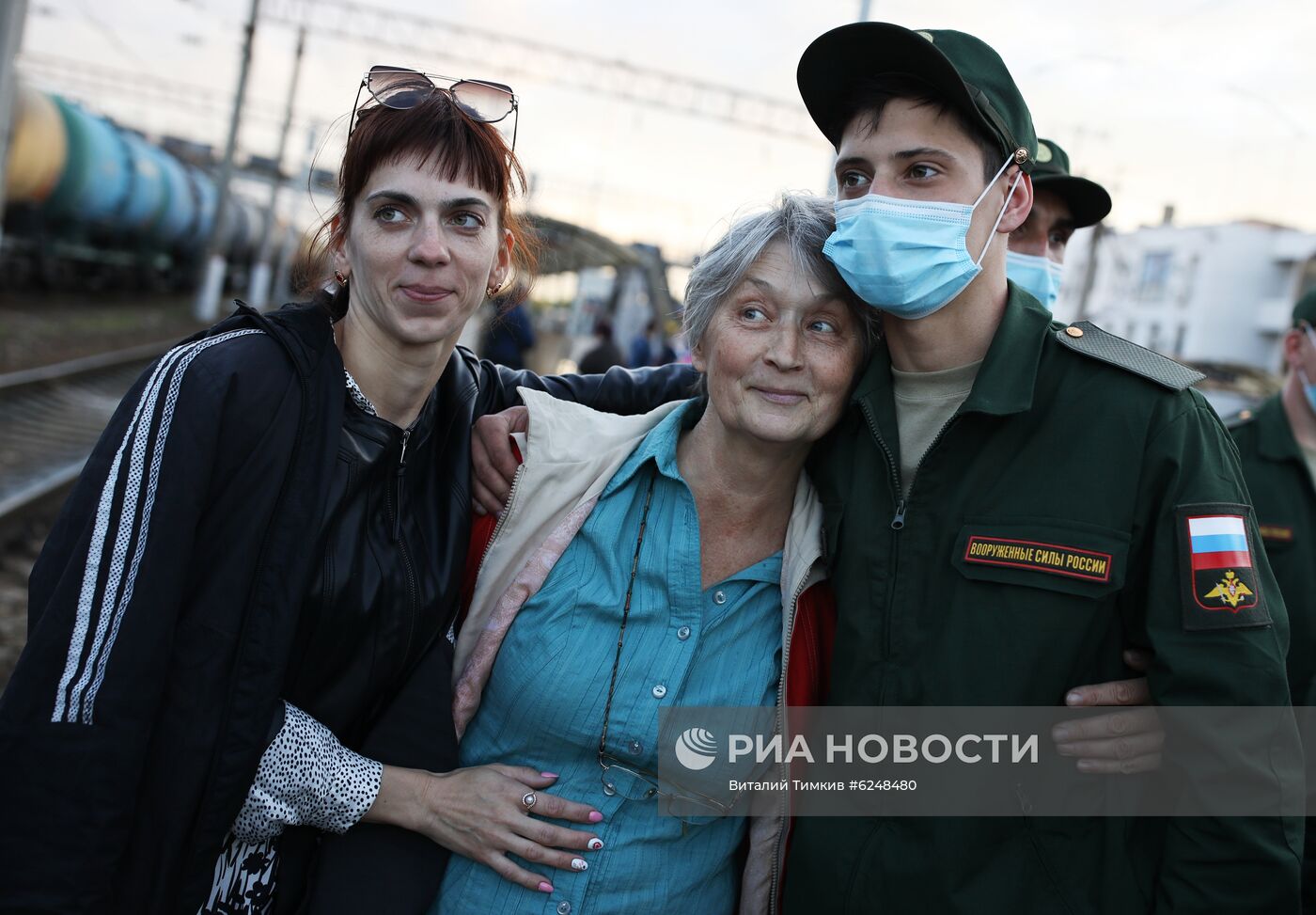 Отправка первых призывников из Краснодарского края на железнодорожном вокзале Краснодар-1