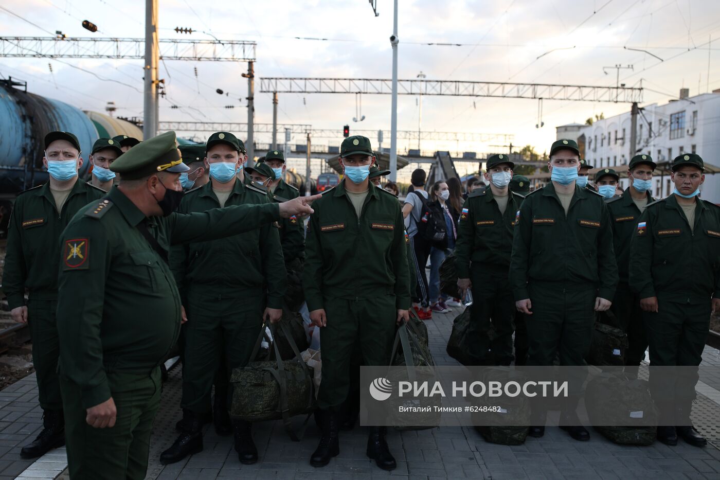 Отправка первых призывников из Краснодарского края на железнодорожном вокзале Краснодар-1